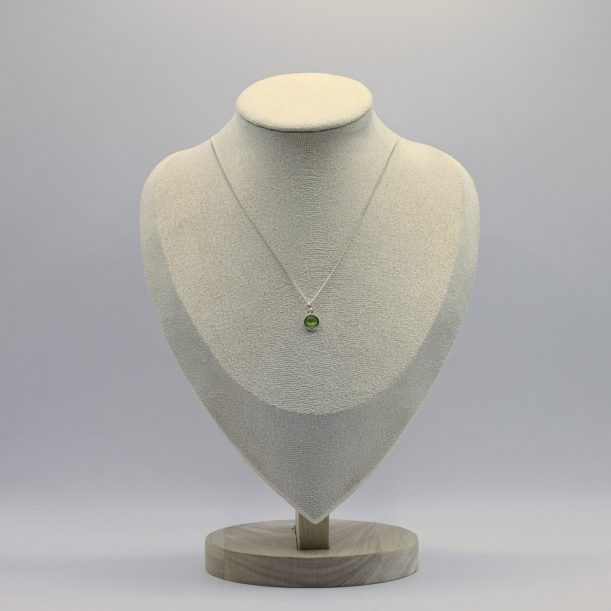 Peridot-Halskette mit rundem Anhänger in 925 Sterling Silber, grasgrüner Edelstein