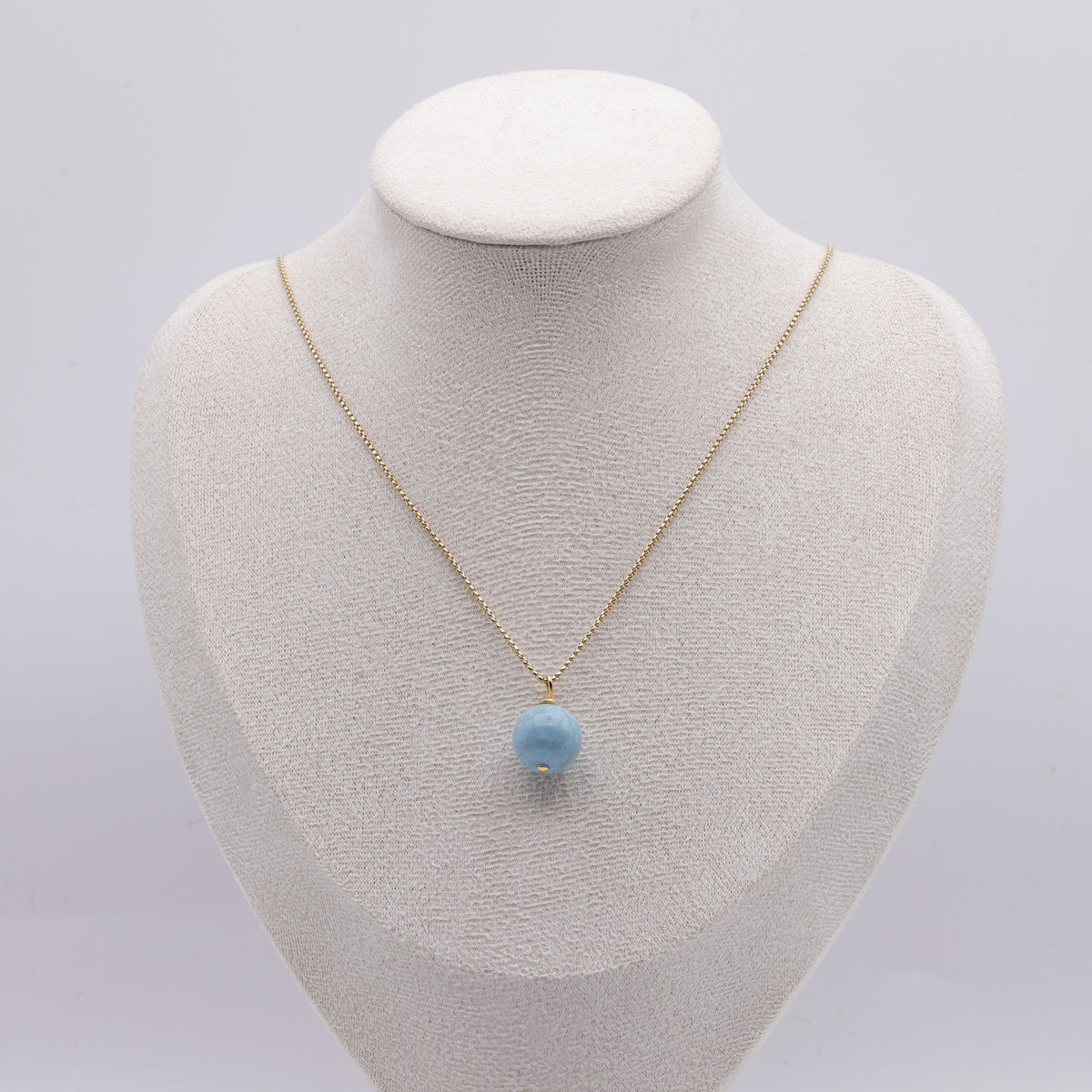 Larimar-Kugel Anhänger hellblau, 925 Sterling Silber vergoldet, rundform mit weissen Marmorierungen