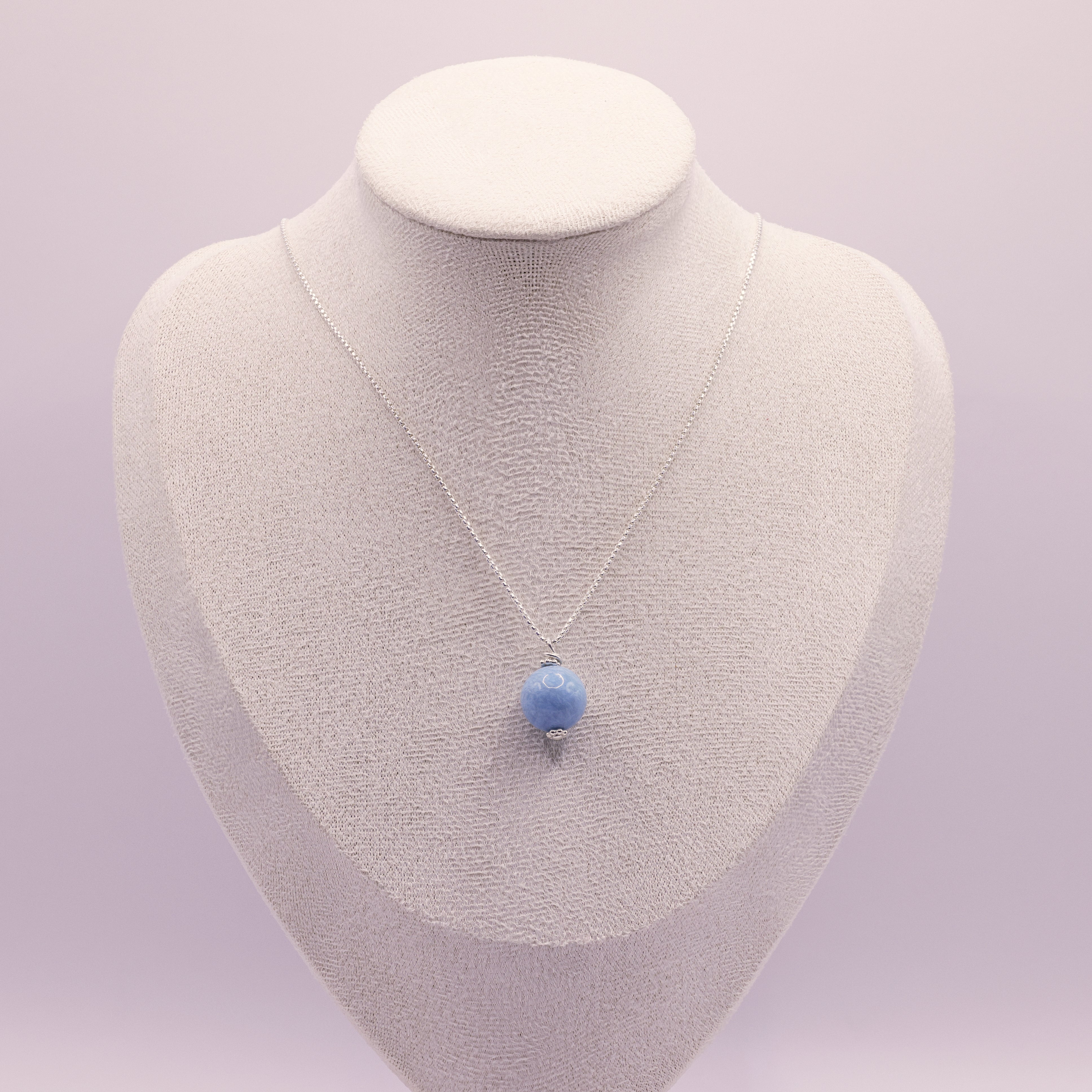 Larimar Kugelanhänger in Himmelblau an 925er Silberkette, 12 mm Naturstein mit weisser Marmorierung