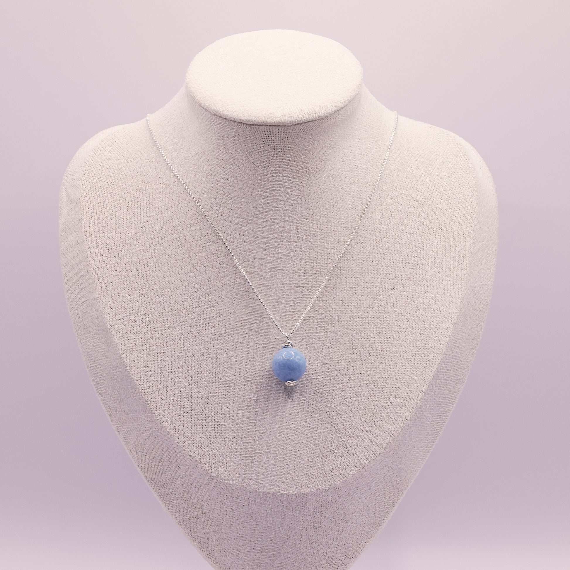Larimar Kugelanhänger in Himmelblau an 925er Silberkette, 12 mm Naturstein mit weisser Marmorierung