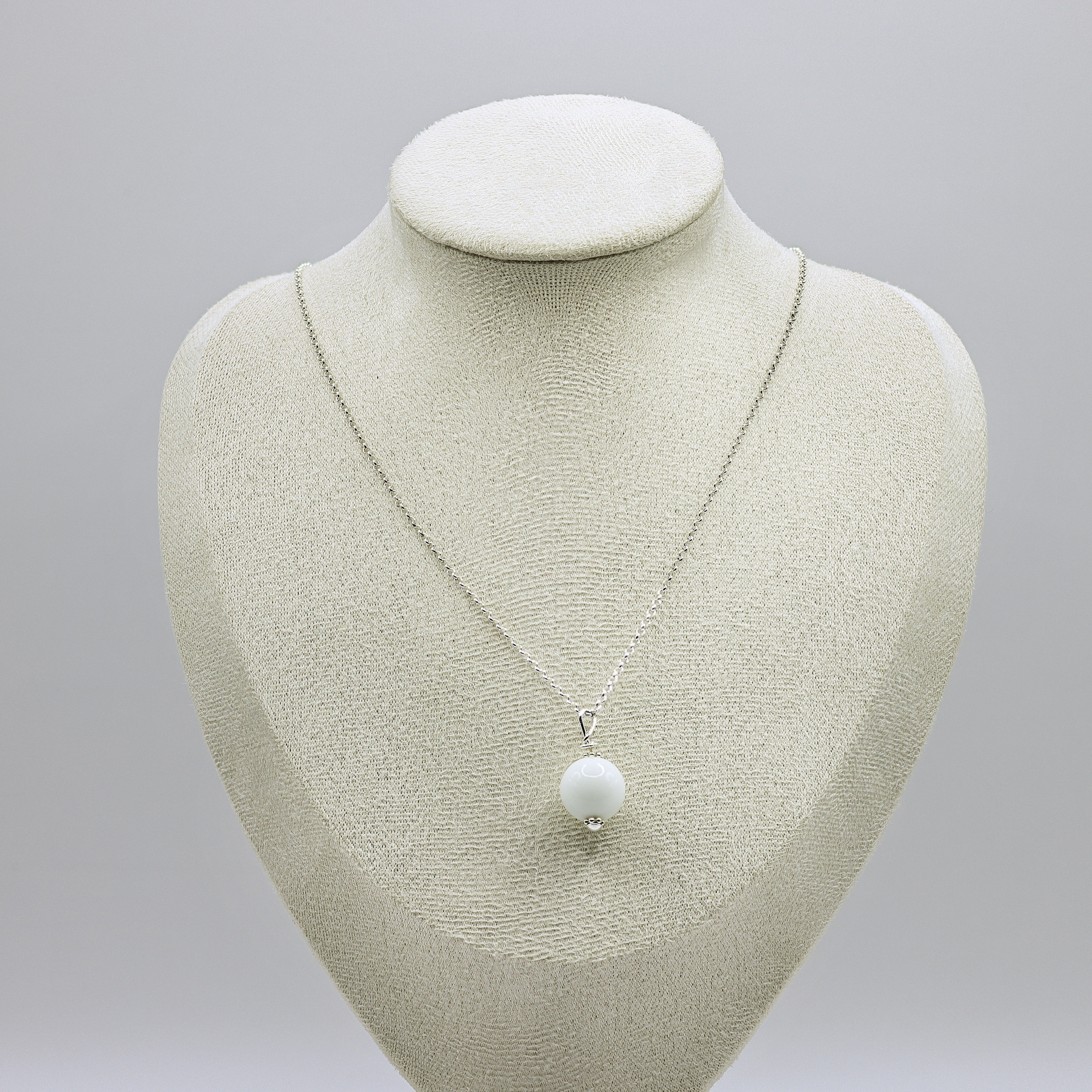 Weisser Achat-Anhaenger an 925 Sterling Silber Erbskette mit Silberkappen