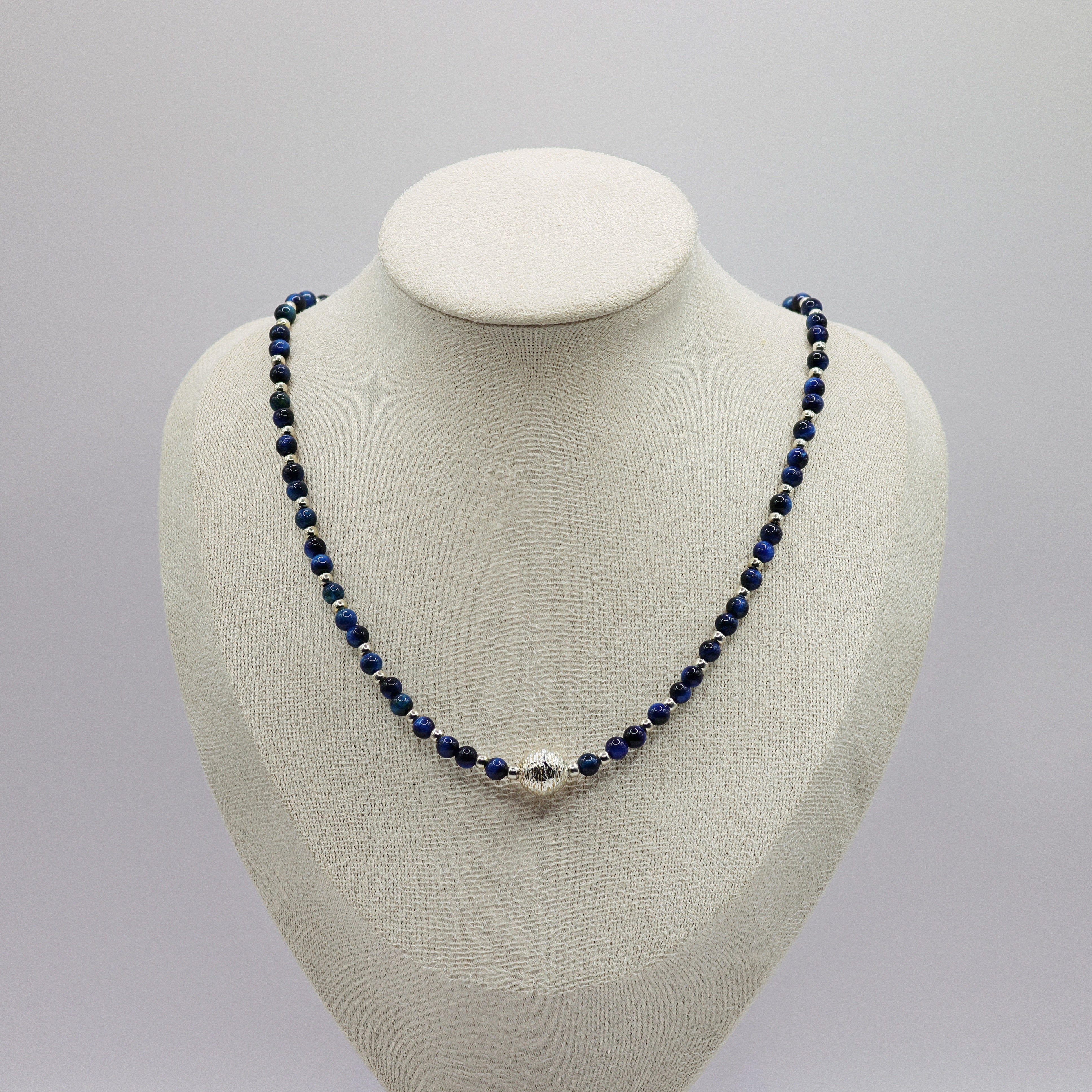 Tigerauge-Halskette mit blauen 5mm-Kugelsteinen und 925er Sterling-Silber Verschluss