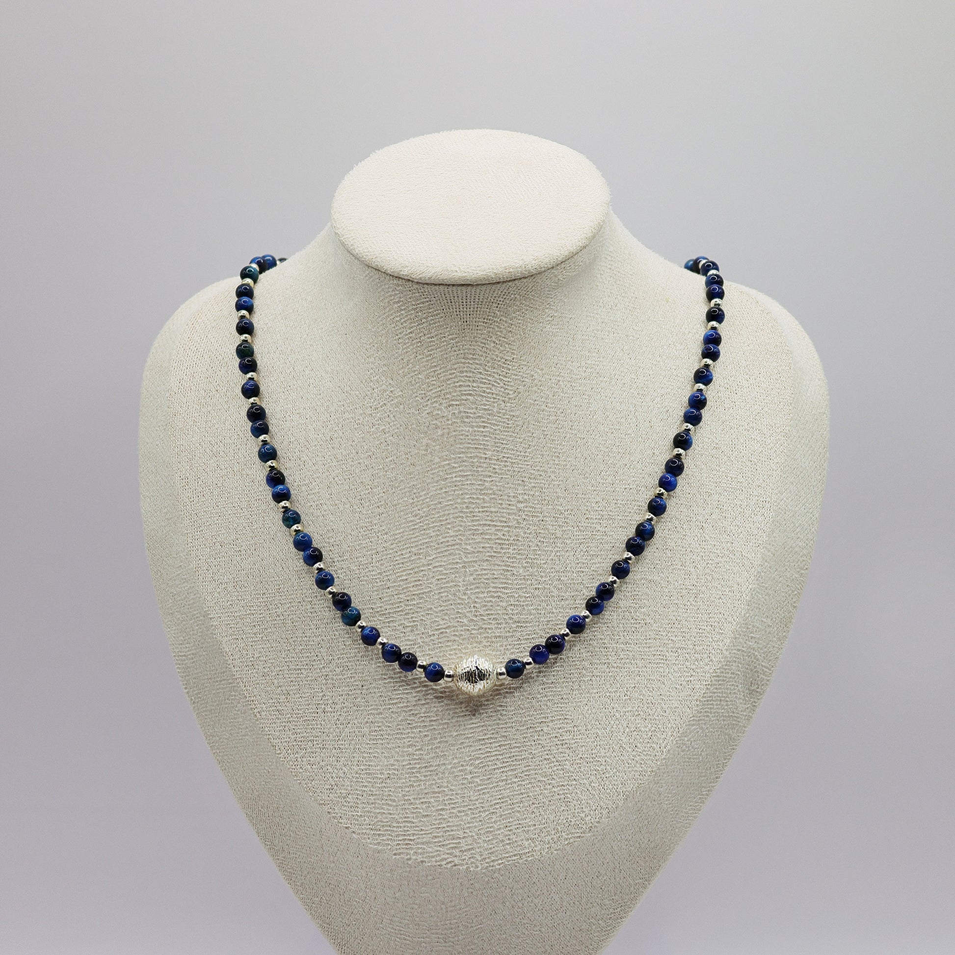 Tigerauge-Halskette mit blauen 5mm-Kugelsteinen und 925er Sterling-Silber Verschluss