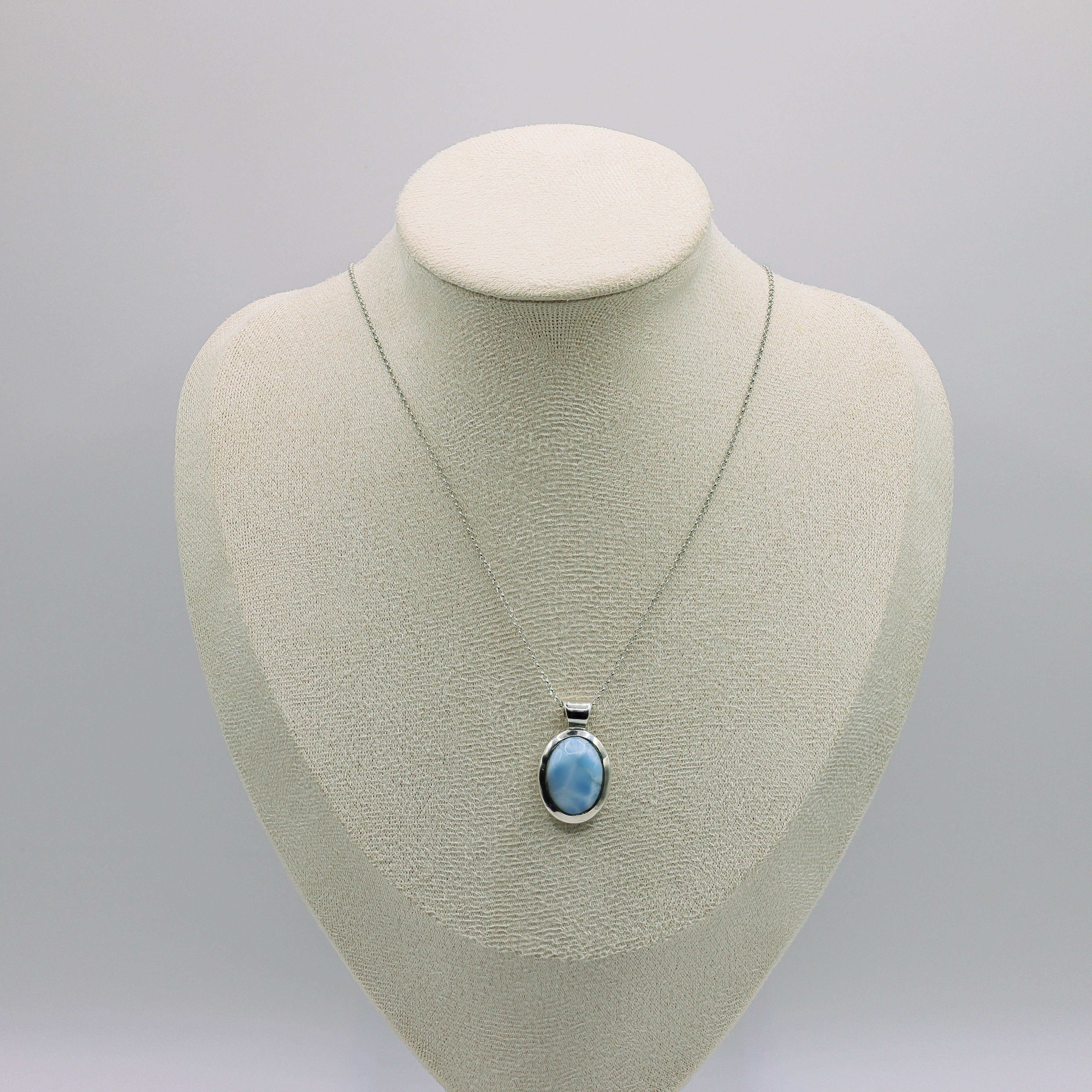 Larimar-Halskette mit ovalem hellblauem Stein und weisser Maserung in 925 Sterling Silber