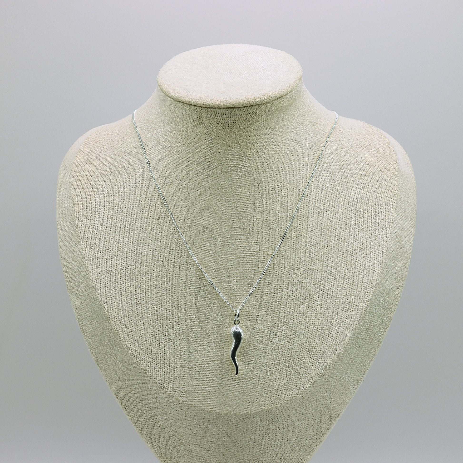 Cornicello-Anhaenger aus 925 Sterling Silber, geschwungene Hornform, an feiner Panzerkette