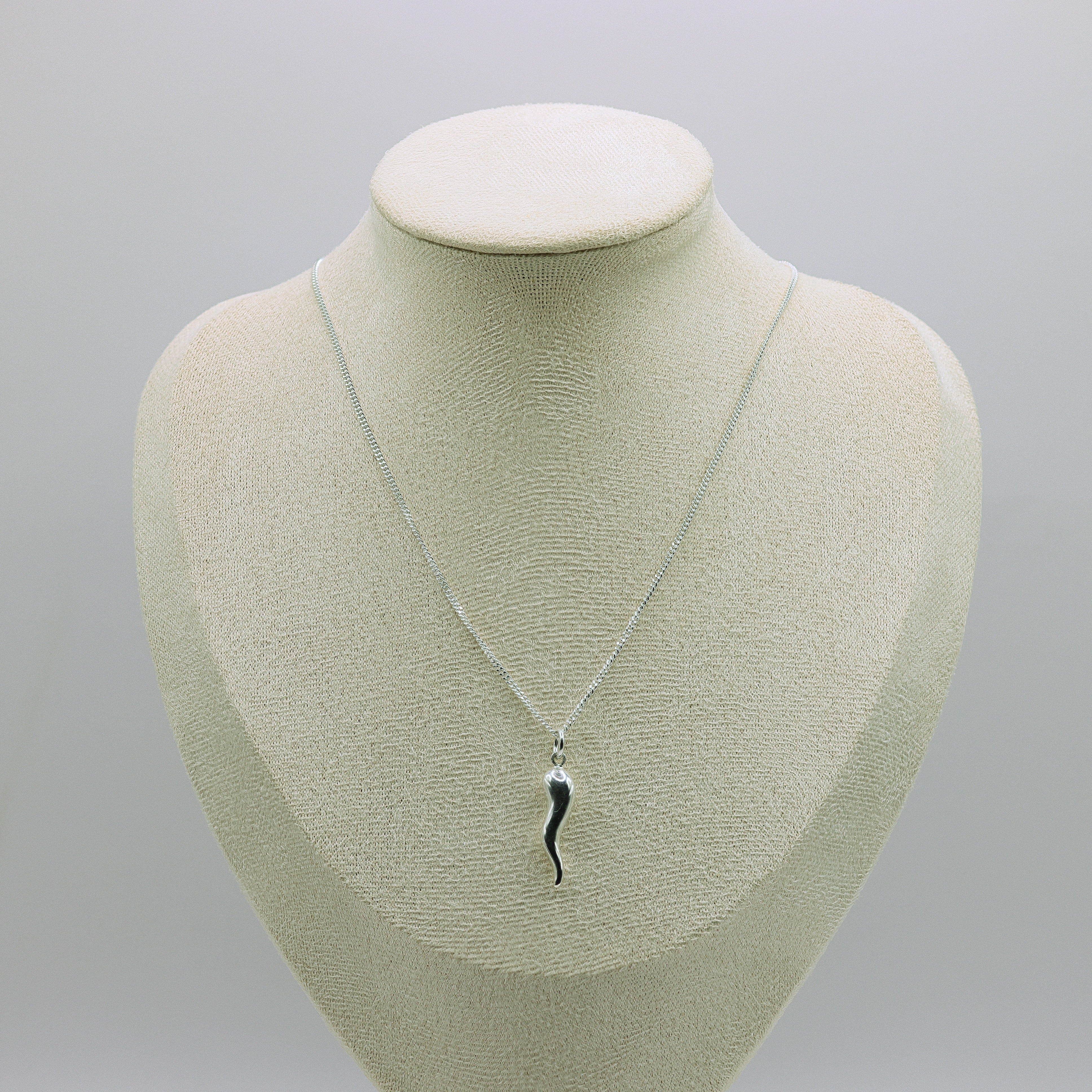 Cornicello-Anhaenger aus 925 Sterling Silber, geschwungene Hornform, an feiner Panzerkette