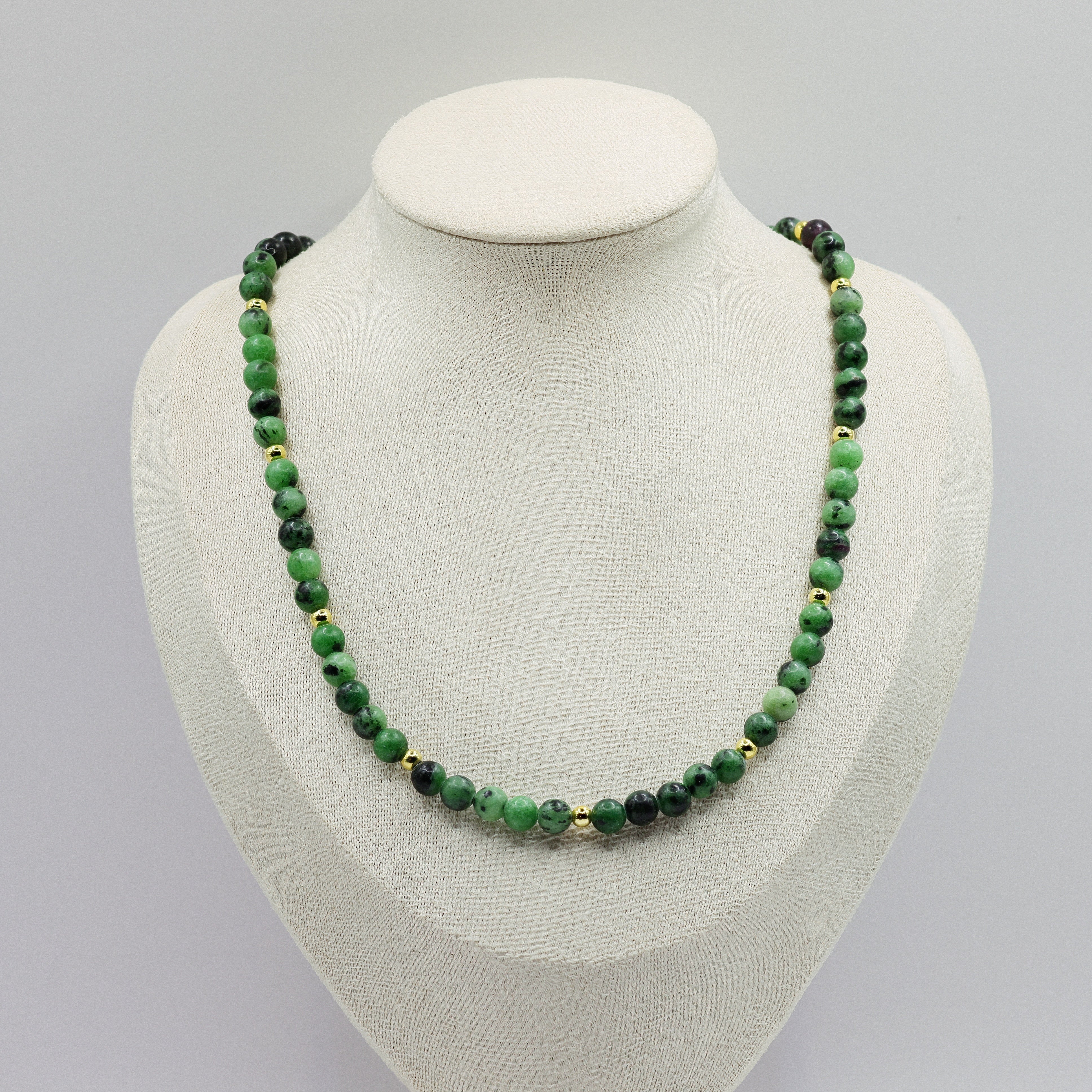 Nephrit und Jade Halskette, 925 Sterling Silber vergoldet, grüne Edelsteinperlen mit dunklen Einschlüssen