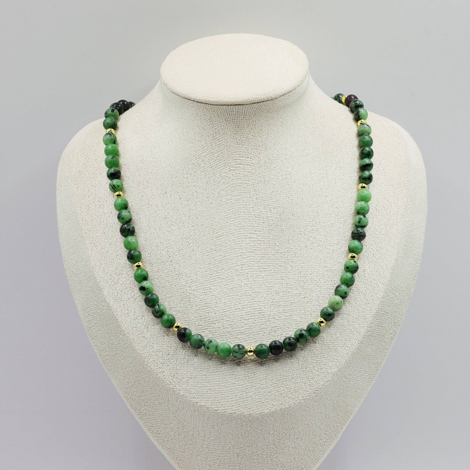 Nephrit und Jade Halskette, 925 Sterling Silber vergoldet, grüne Edelsteinperlen mit dunklen Einschlüssen