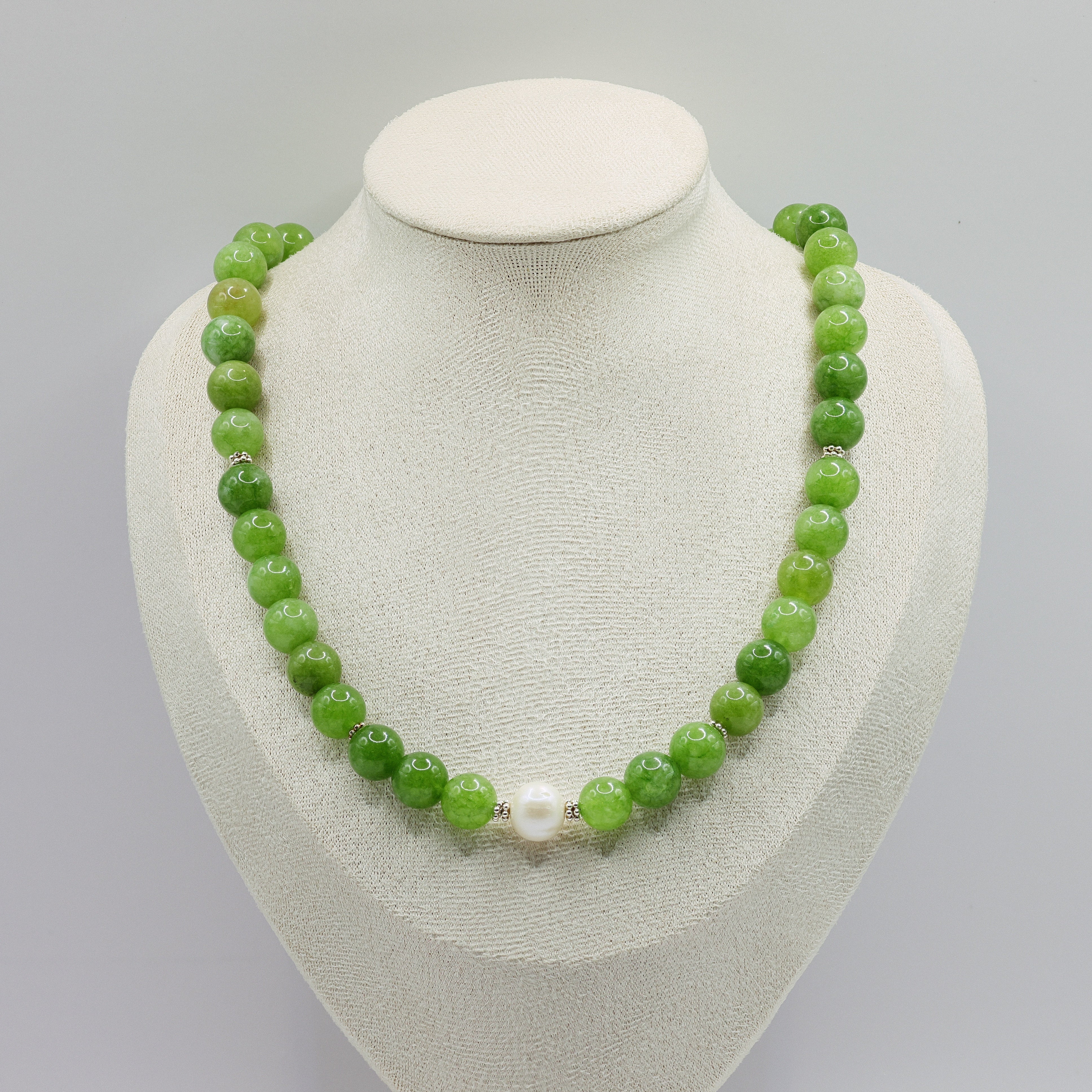 Jade-Halskette mit grünen Perlen und weisser Süsswasserperle, 925 Sterling Silber