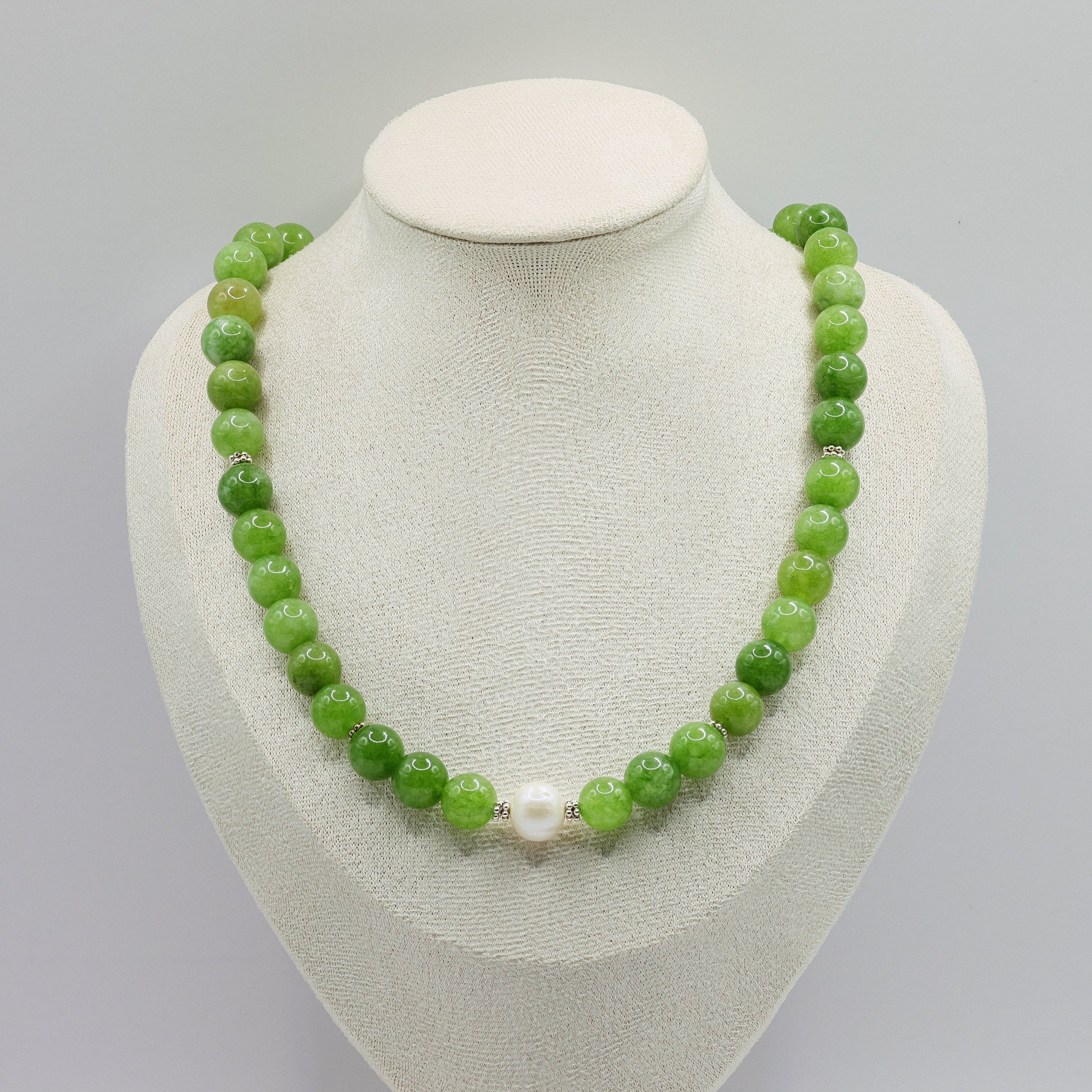 Jade-Halskette mit grünen Perlen und weisser Süsswasserperle, 925 Sterling Silber