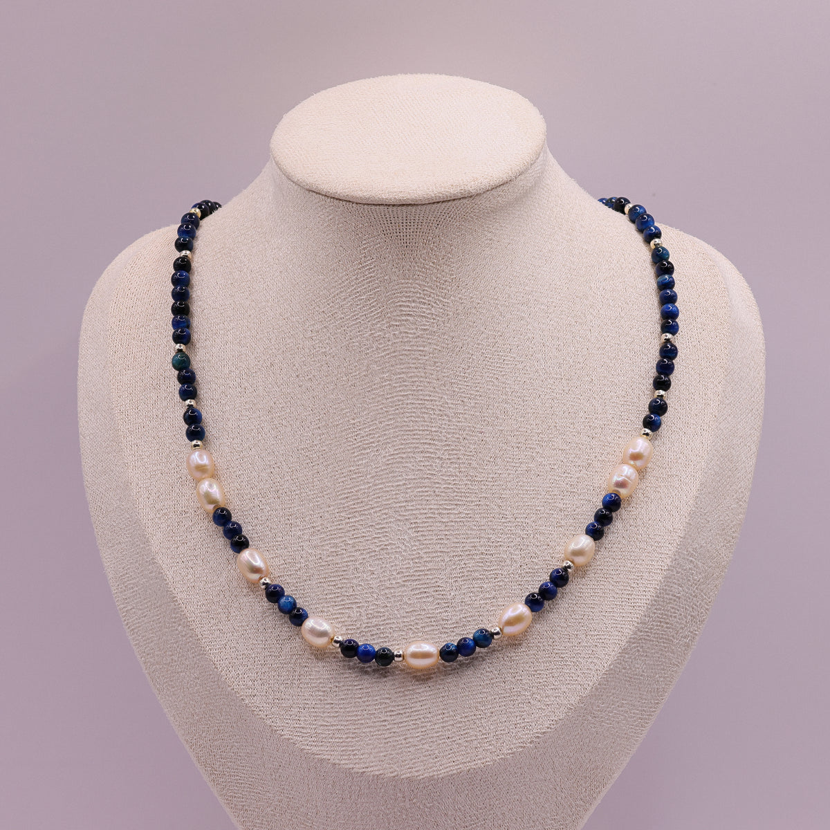 Tigerauge-Halskette mit blauen Kugeln und weissen Süsswasserperlen, 925 Sterling Silber