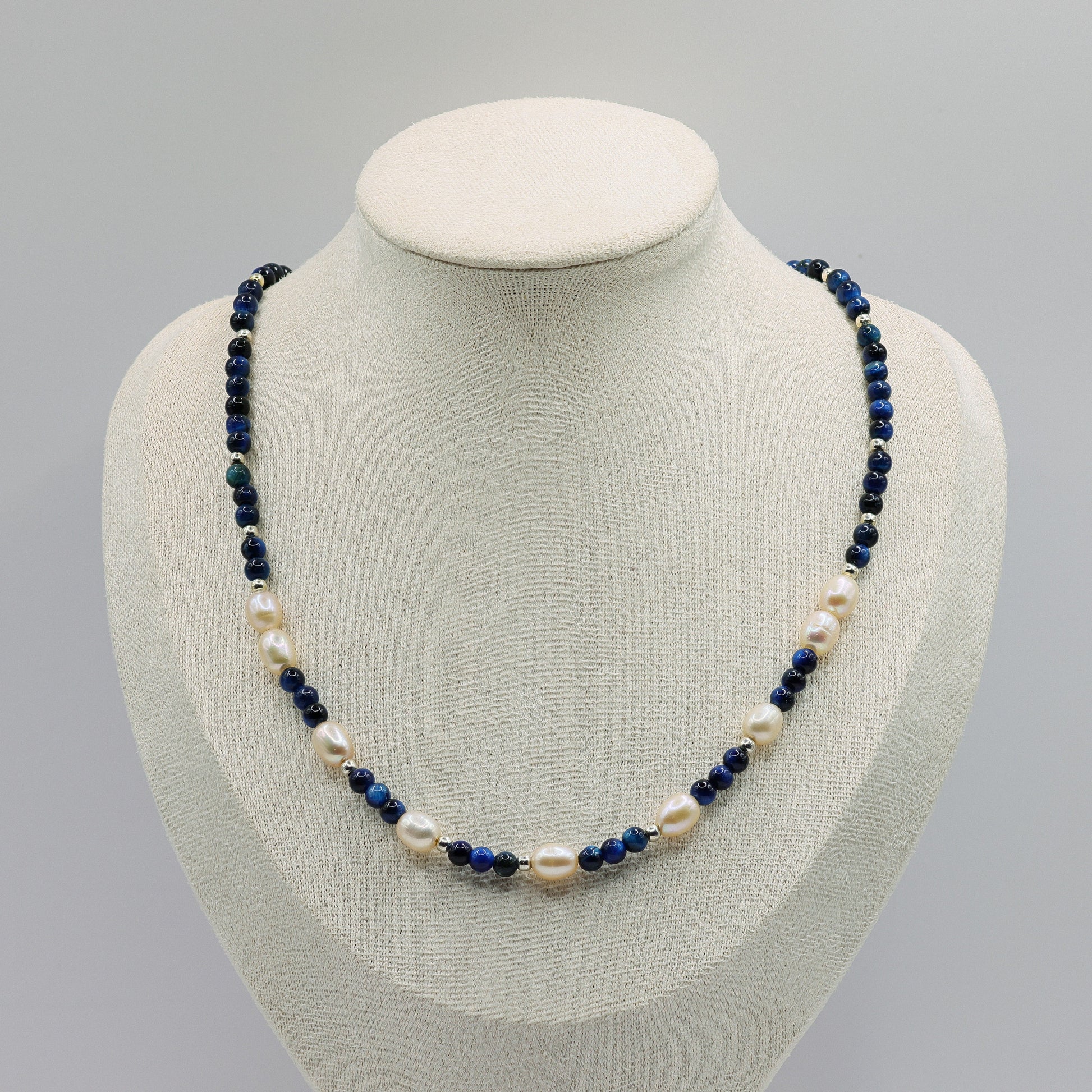 Tigerauge-Halskette mit blauen Kugeln und weissen Süsswasserperlen, 925 Sterling Silber