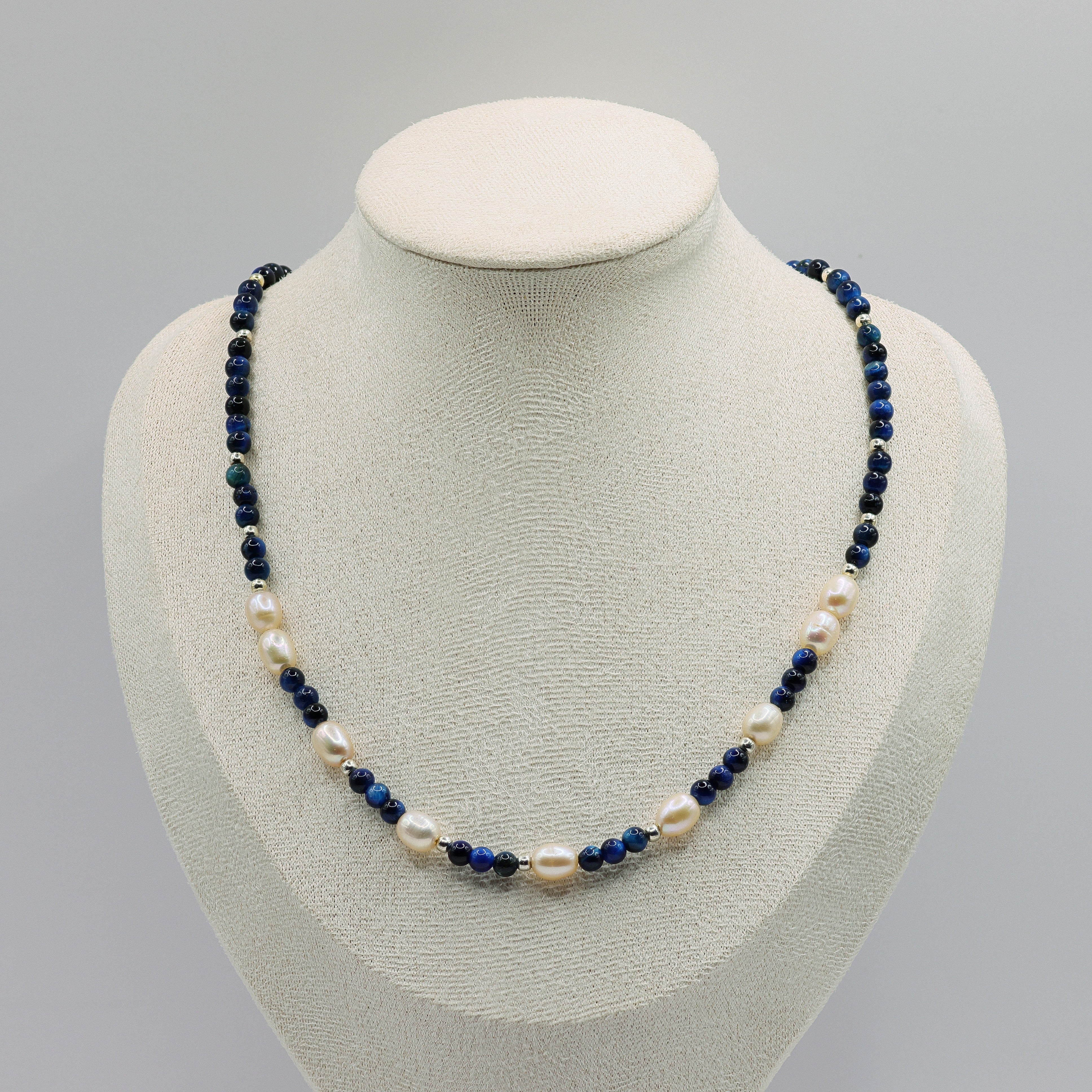 Tigerauge-Halskette mit blauen Kugeln und weissen Süsswasserperlen, 925 Sterling Silber