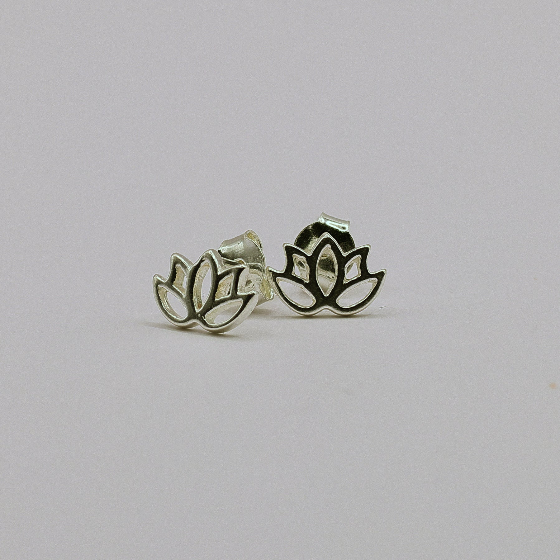 Lotusblüten-Ohrstecker aus 925 Sterling Silber, fein gebuerstet, mit offener Bluetensilhouette