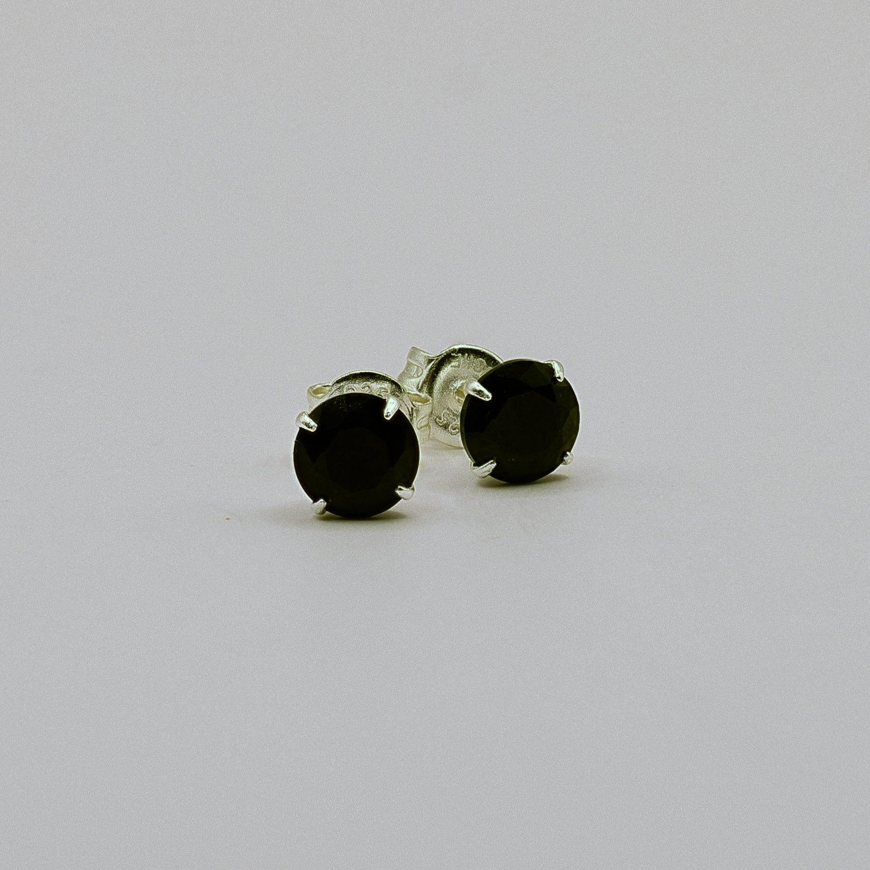 Schwarzer Zirkonia Ohrstecker, 6 mm facettiert, 925 Sterling Silber, 4-Krappen-Fassung