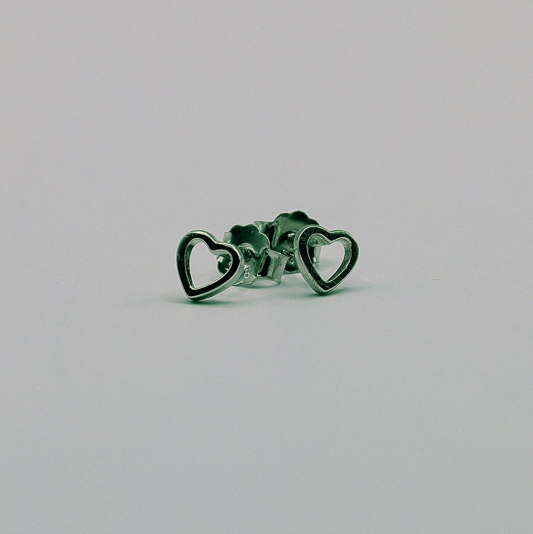 Herz-Ohrstecker offen aus 925 Sterling Silber, polierte Oberfläche, filigrane Form