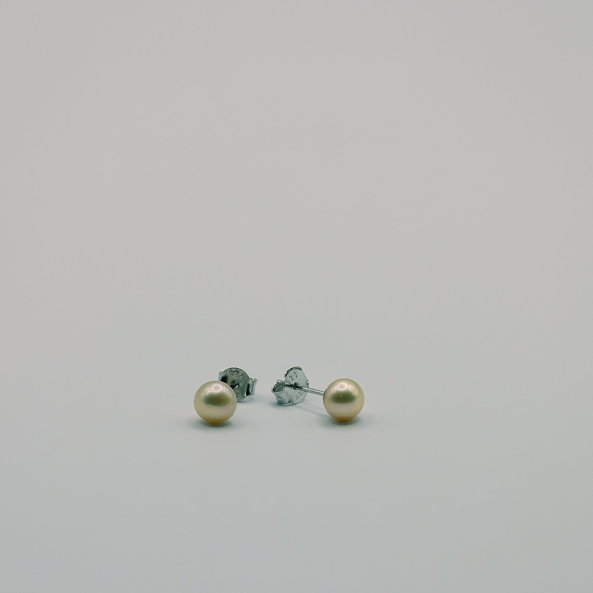 Suesswasserperlen-Ohrstecker lachsrosa, 4 mm, 925 Sterling Silber mit Schmetterlingsver​schluss
