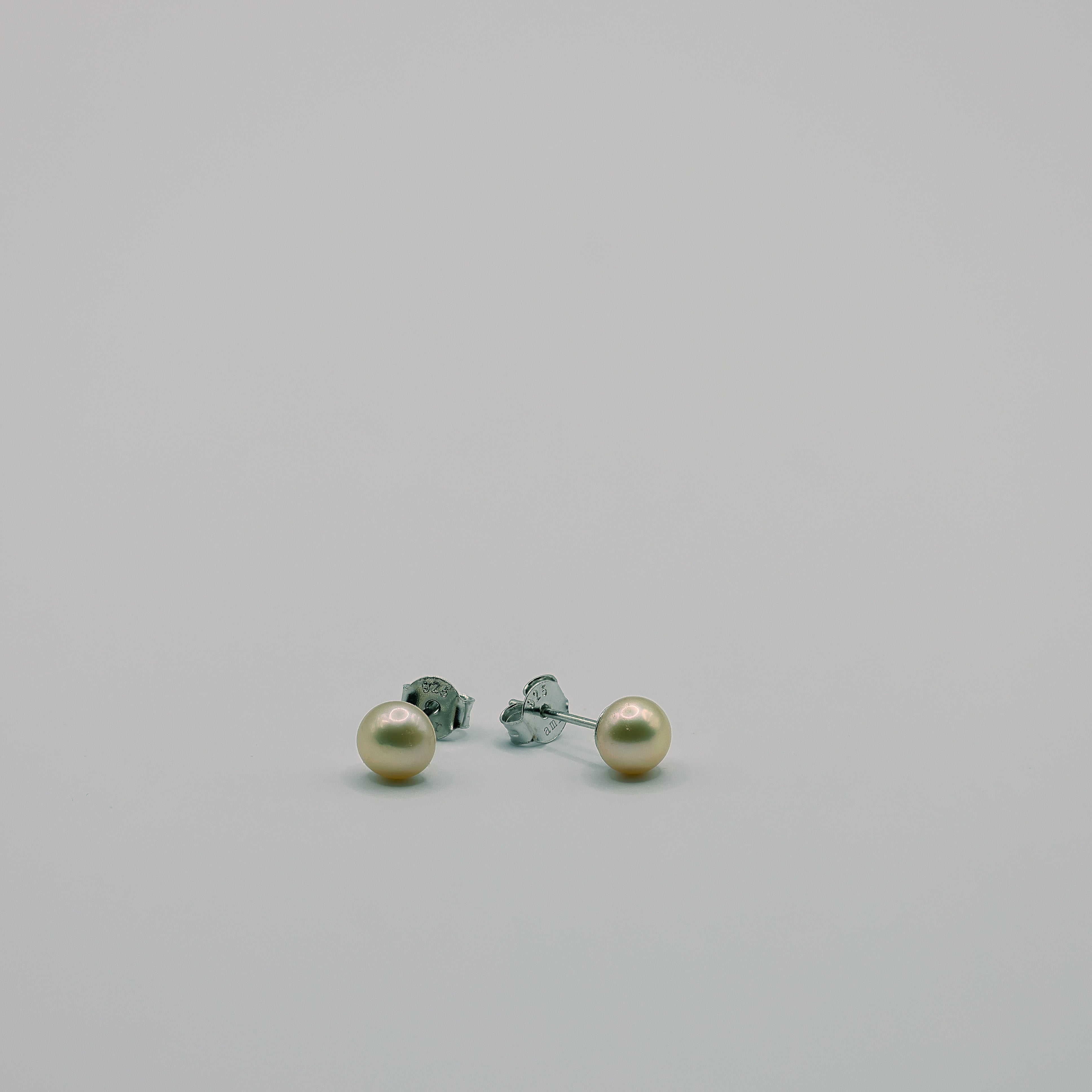 Suesswasserperlen-Ohrstecker lachsrosa, 4 mm, 925 Sterling Silber mit Schmetterlingsver​schluss