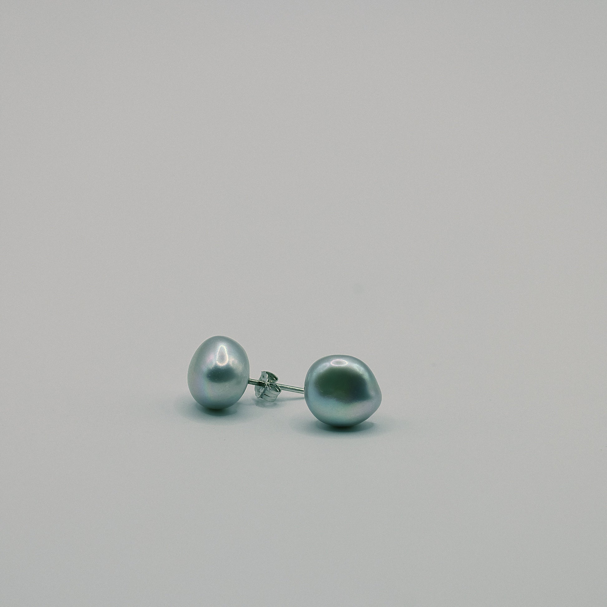 Barockperlen-Ohrstecker grau mit 925 Sterling Silber Stecker und Schmetterlingsverschluss