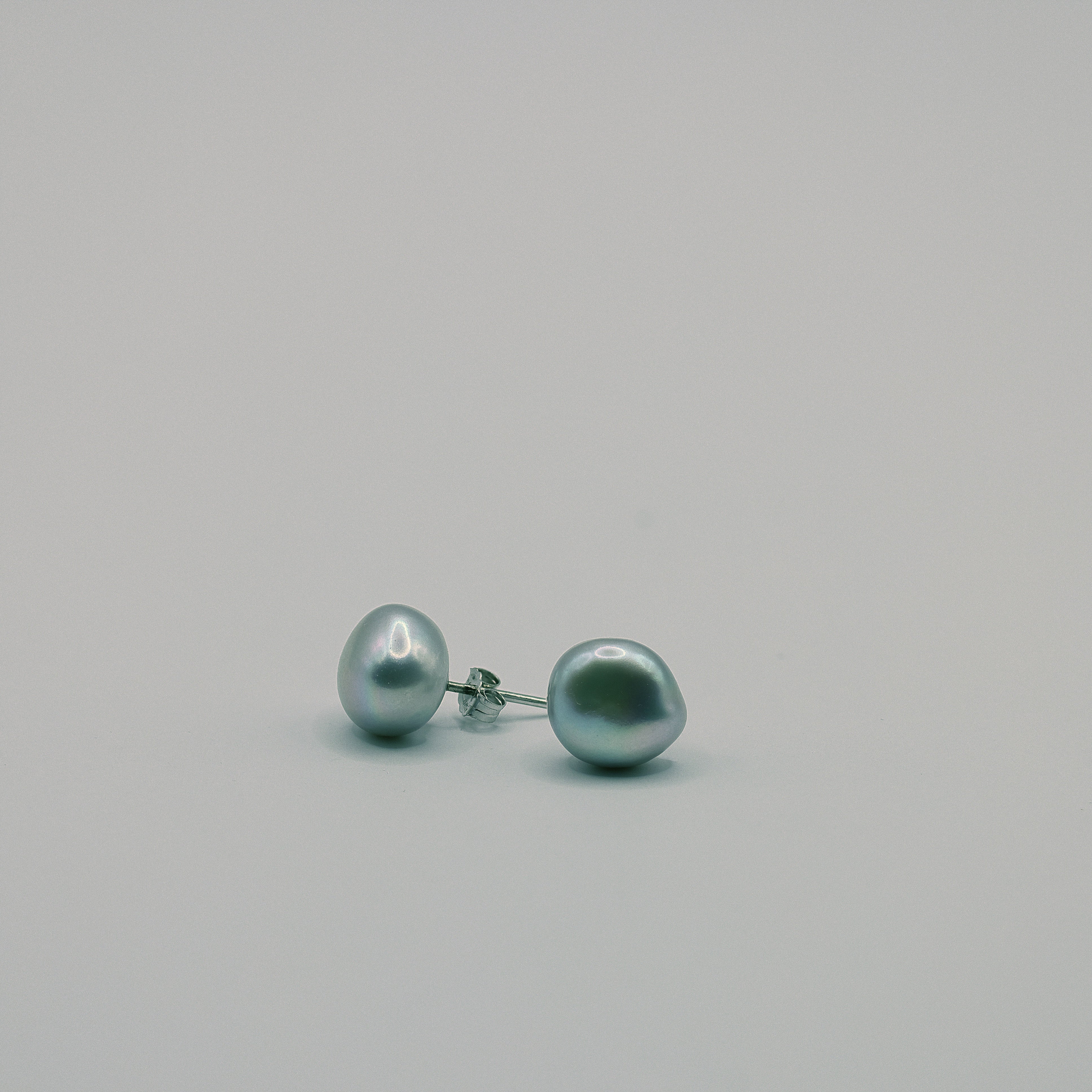 Barockperlen-Ohrstecker grau mit 925 Sterling Silber Stecker und Schmetterlingsverschluss