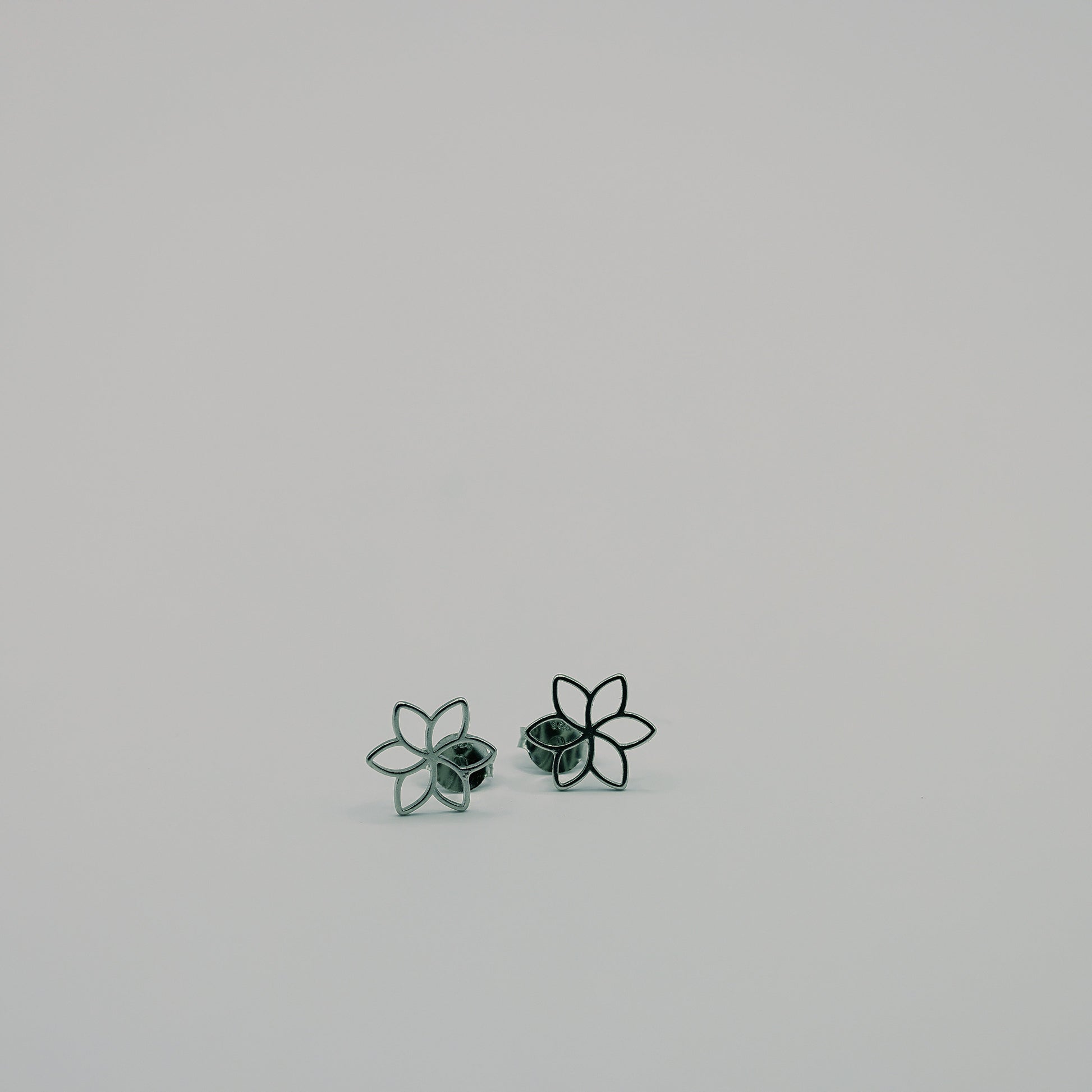 Sechsblättrige Blüten-Ohrstecker aus 925 Sterling Silber mit Schmetterling-Verschluss