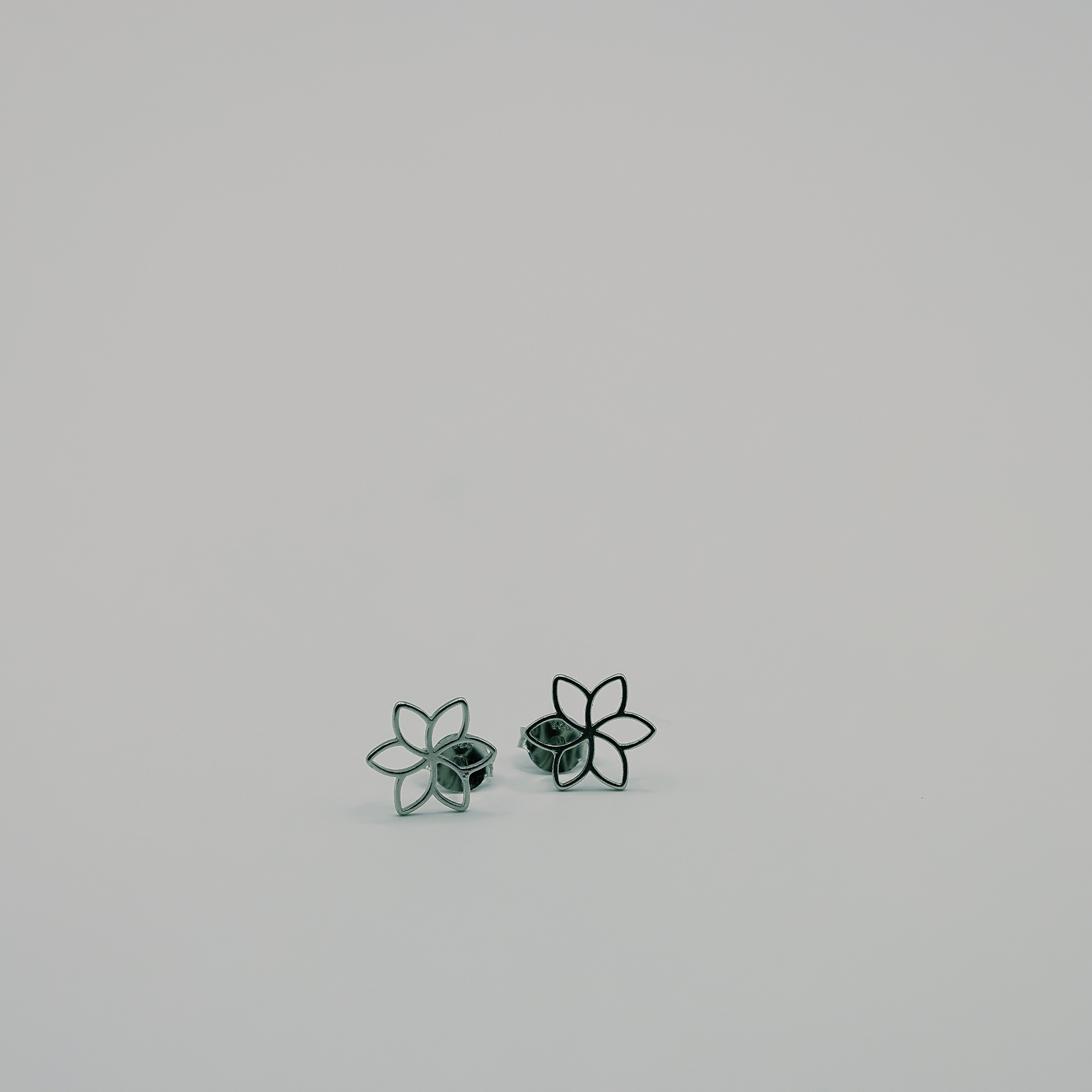 Sechsblättrige Blüten-Ohrstecker aus 925 Sterling Silber mit Schmetterling-Verschluss