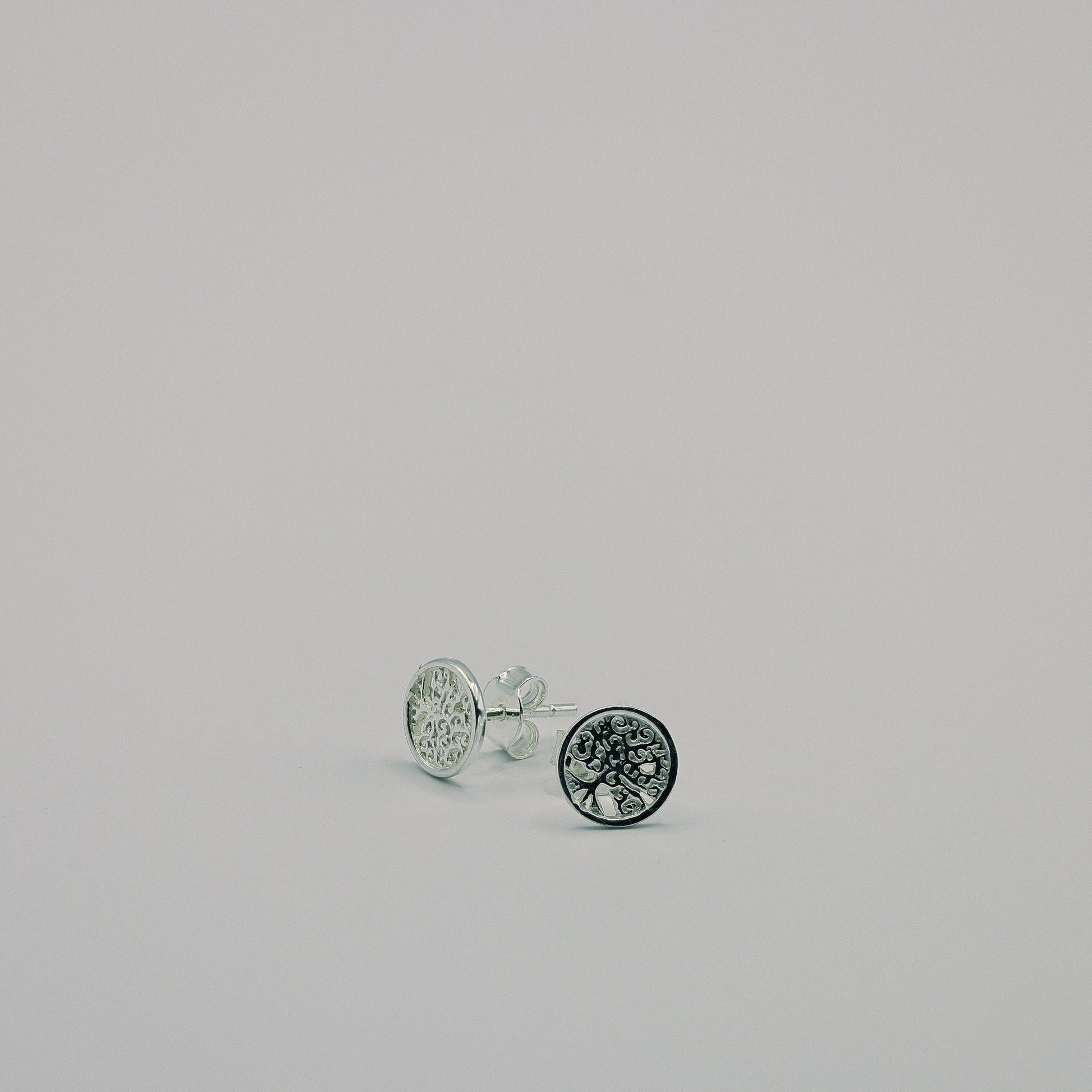 Herz-Ohrstecker mit cremeweisser Perlmutt-Einlage, 925 Sterling Silber, 8 x 8 mm