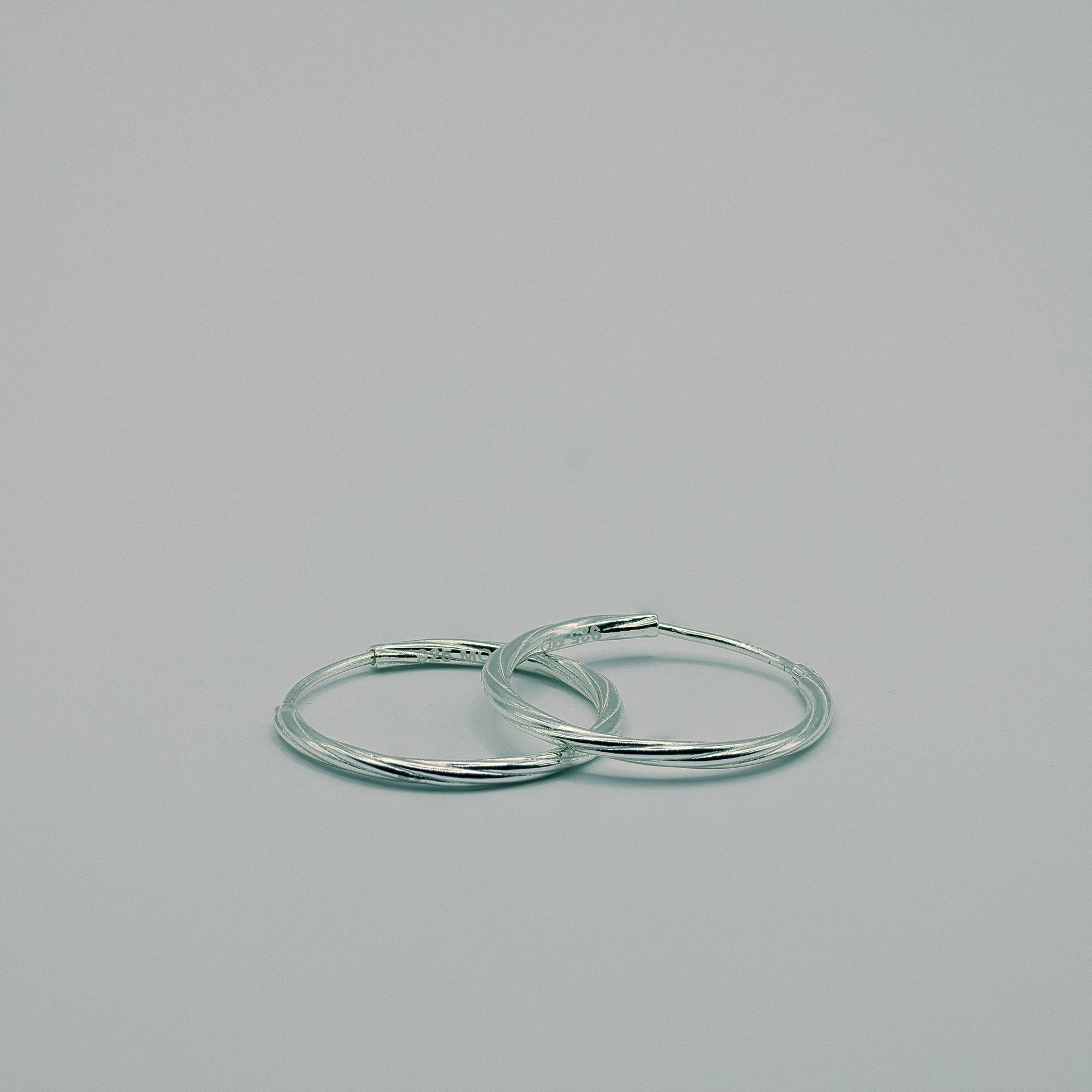 Silber-Klick-Creolen mit gedrehter Oberfläche, 25 mm Durchmesser, 925 Sterling Silber