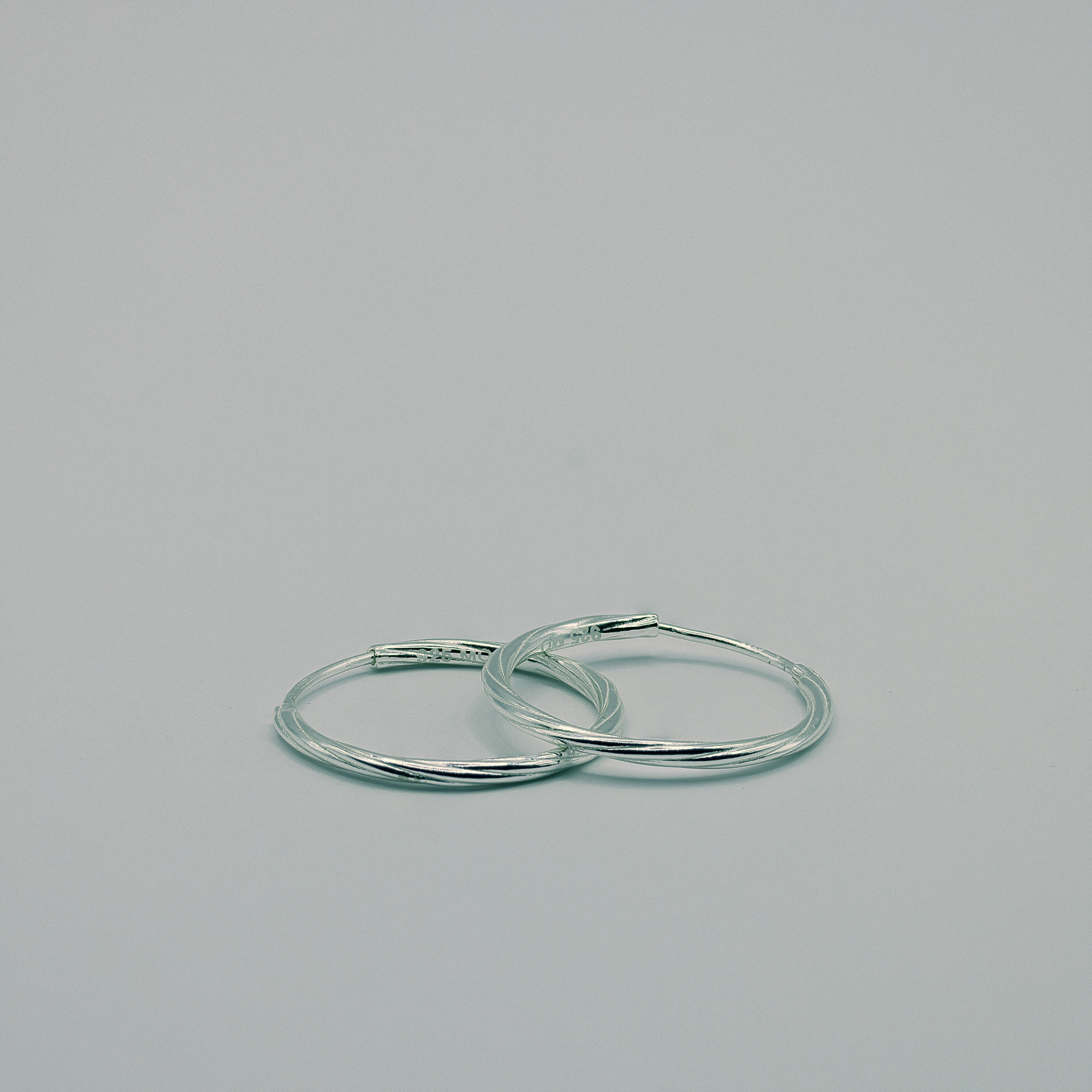 Silber-Klick-Creolen mit gedrehter Oberfläche, 25 mm Durchmesser, 925 Sterling Silber