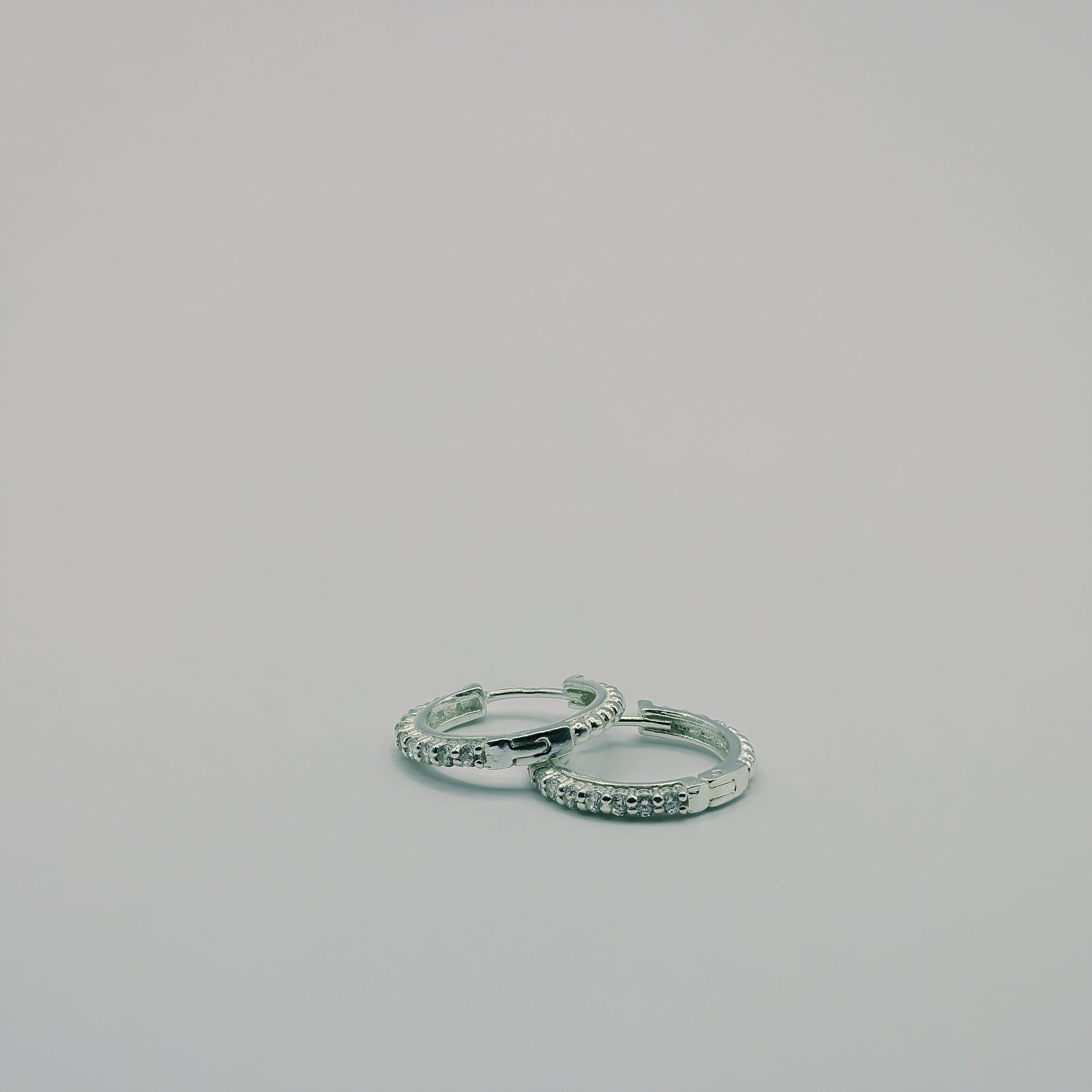 Klick-Creolen aus 925 Sterling Silber mit Zirkonia und Beaded-Optik, 17 mm