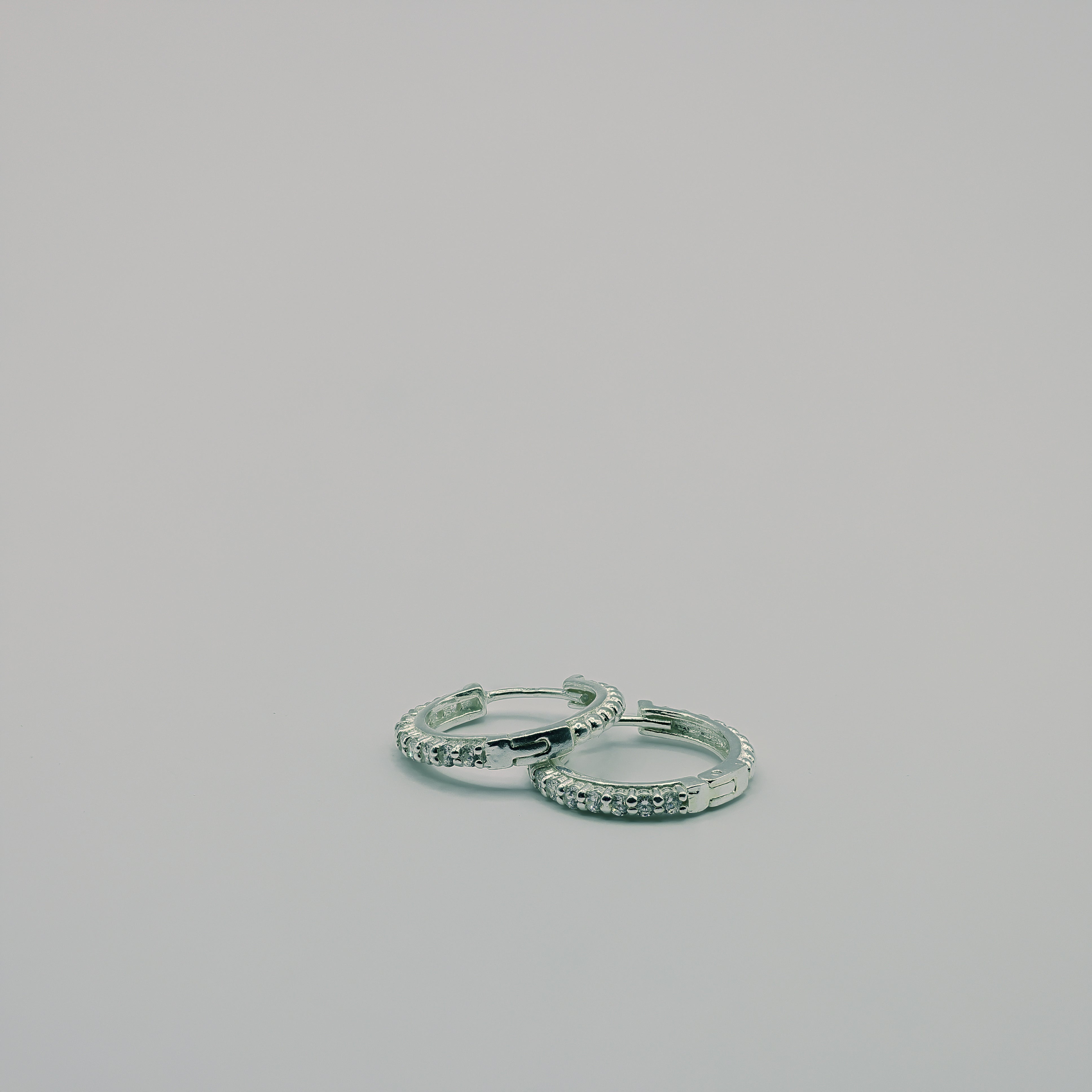 Klick-Creolen aus 925 Sterling Silber mit Zirkonia und Beaded-Optik, 17 mm
