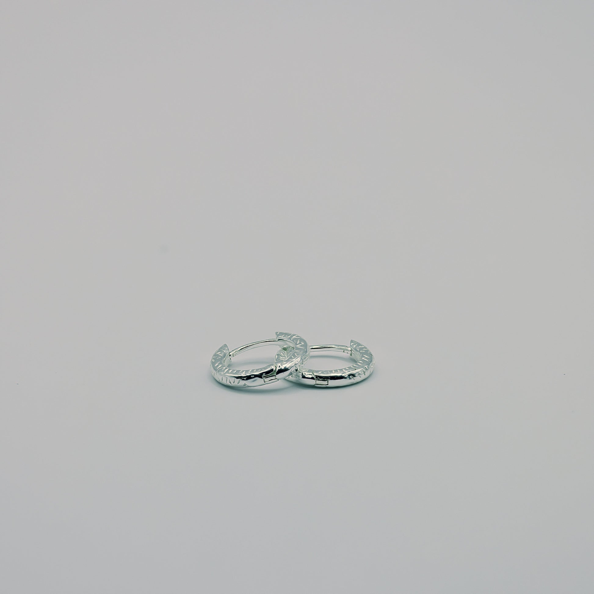 Klick-Creolen 14 mm aus 925 Sterling Silber mit aufgerauter, matter Oberfläche
