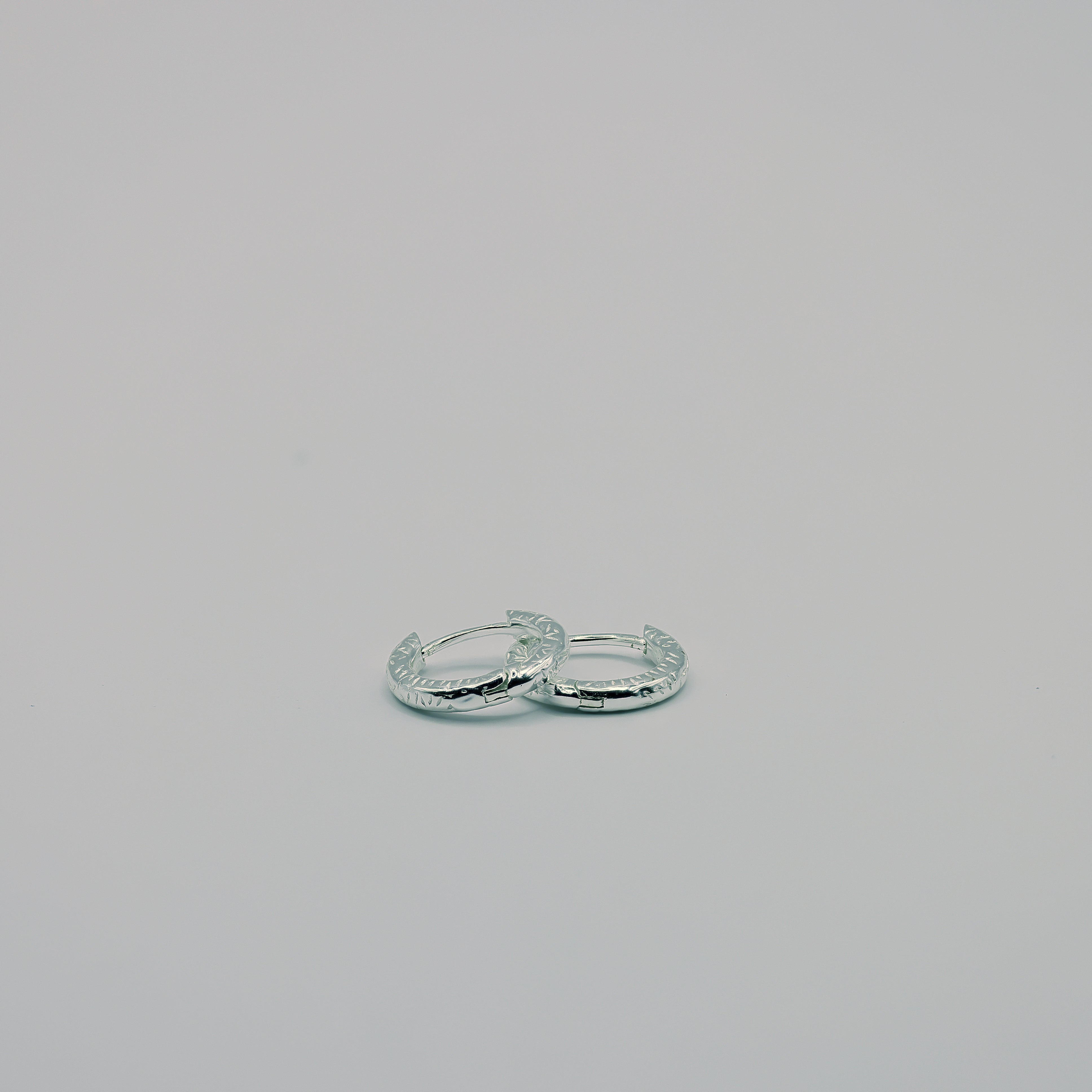 Klick-Creolen 14 mm aus 925 Sterling Silber mit aufgerauter, matter Oberfläche