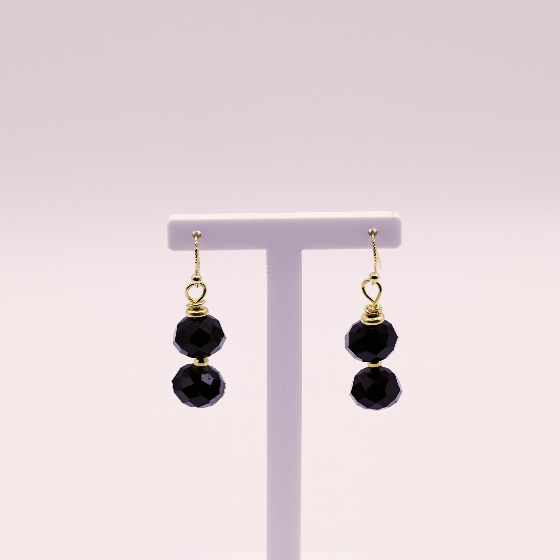 Facettierte Onyx-Kugeln-Ohrhänger, 925 Silber vergoldet, mit Goldakzenten